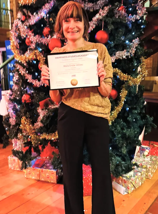 Emília Velloso recebe seu diploma de Ciência da Felicidade na Finlândia.