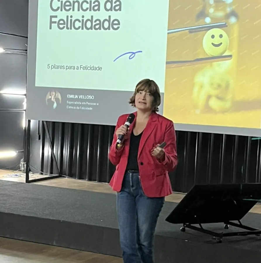 Emília Velloso palestrando no Saudability Lab.